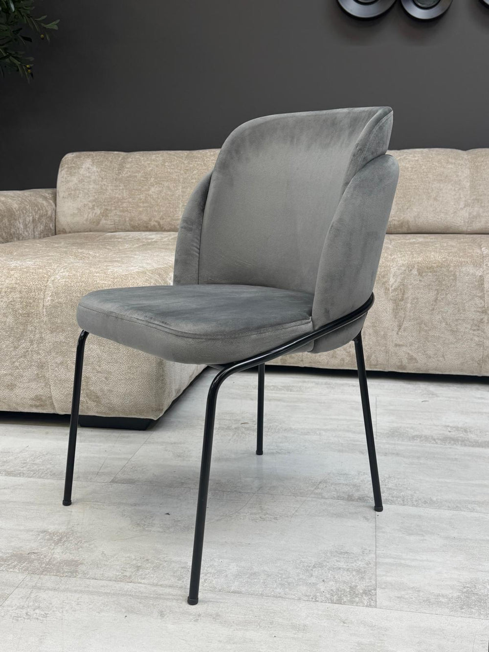 Chaise Velours Gris – Pieds Noirs Design Moderne Lisse