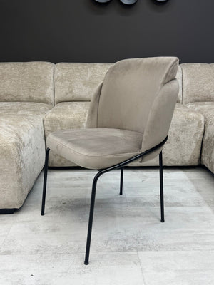 Chaise Velours Beige – Pieds Métal Noir Design Élancé- Lisse