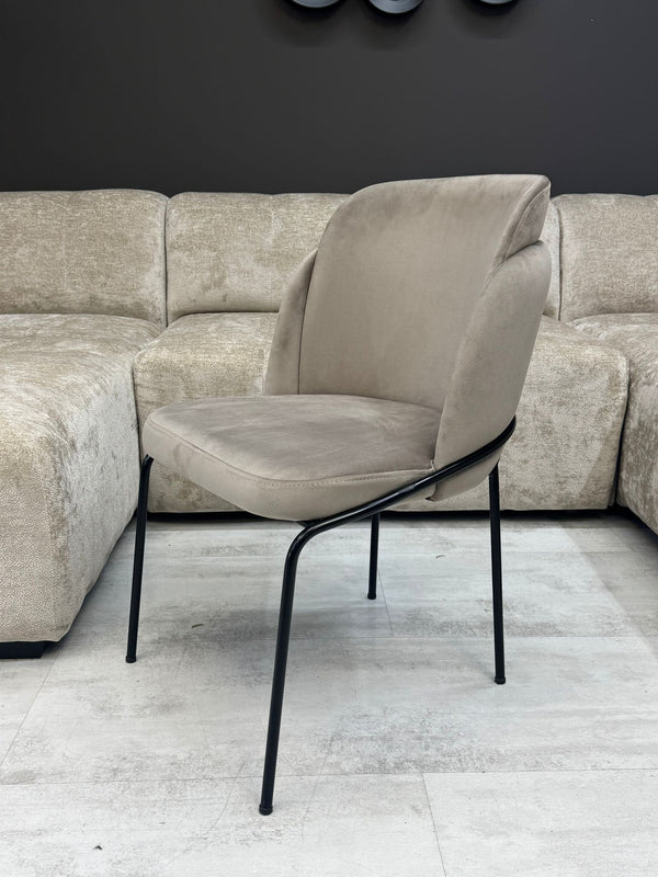 Chaise Velours Beige – Pieds Métal Noir Design Élancé- Lisse